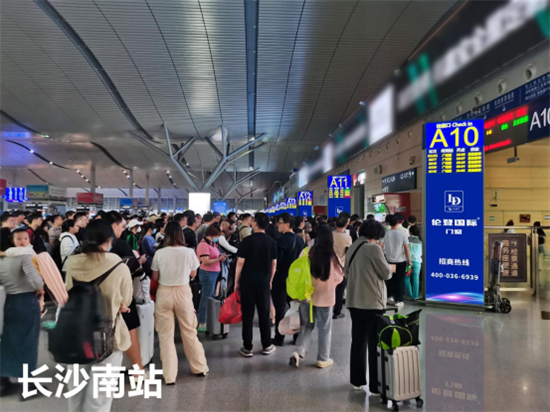 重磅丨倫登國際門窗簽約高鐵廣告，開啟“高鐵霸屏”模式!